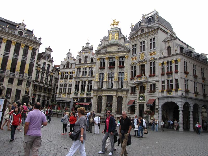 brussel_grote markt_gildehuizen.jpg - Het huis met het ruiterstandbeeld is “Den gulden Boom”. Het brouwershuis van de Brusselse brouwers. Het ruiterstandbeeld stelt Karel van Lotharingen voor.
